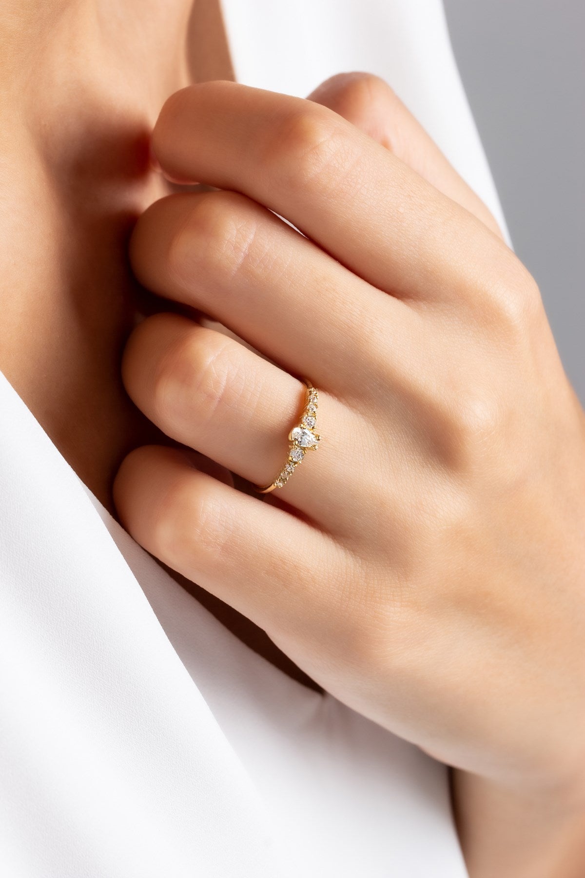 Anillo de piedras preciosas con hilera de gotas de oro macizo