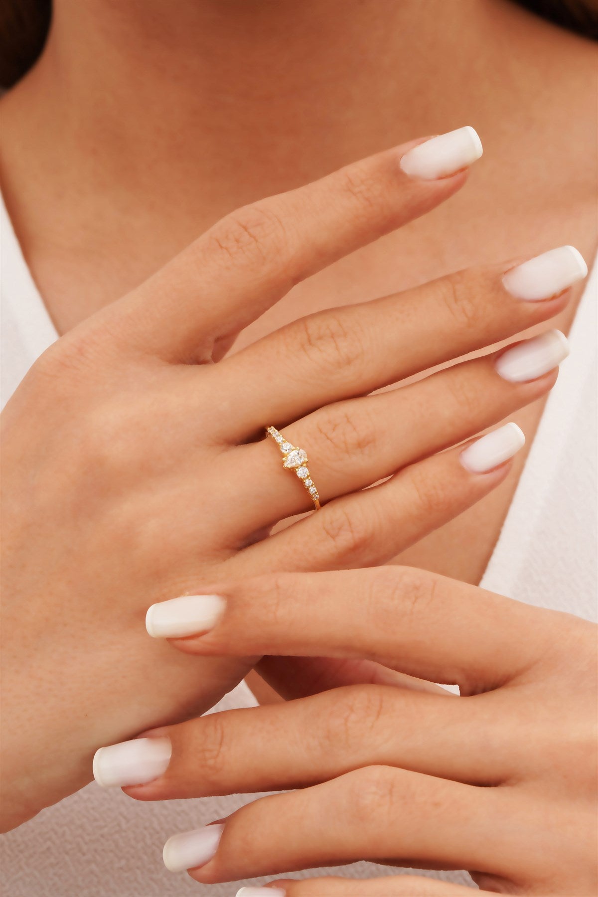 Anillo de piedras preciosas con hilera de gotas de oro macizo