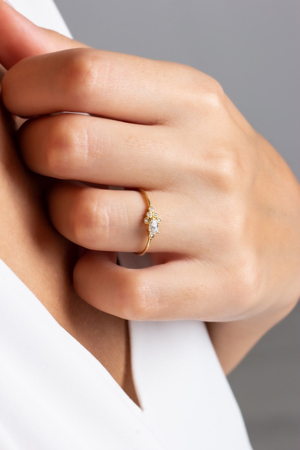 Anillo con diseño de piedras preciosas en forma de gota de oro macizo