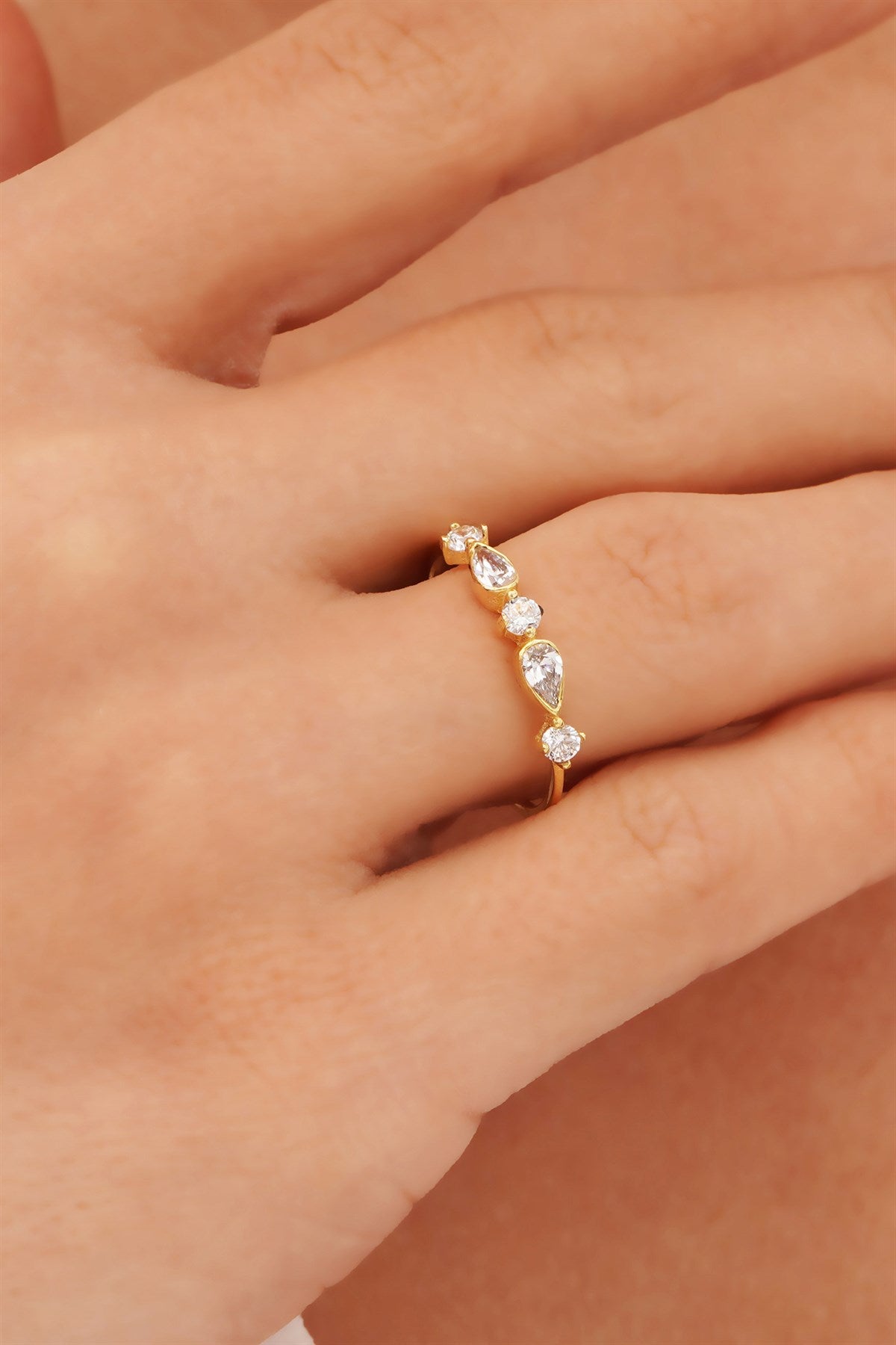 Anillo con diseño de piedras preciosas en forma de gota de oro macizo