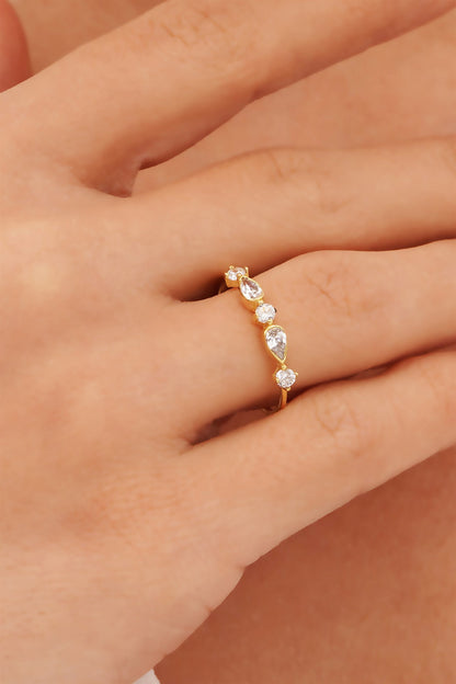 Anillo con diseño de piedras preciosas en forma de gota de oro macizo