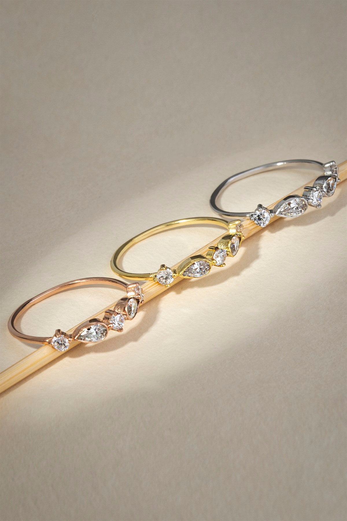 Anillo con diseño de piedras preciosas en forma de gota de oro macizo