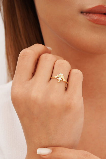 Anillo con diseño de piedras preciosas en forma de gota de oro macizo