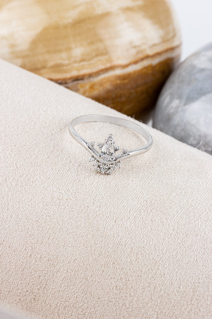 Anillo con diseño de piedras preciosas en forma de gota de oro macizo