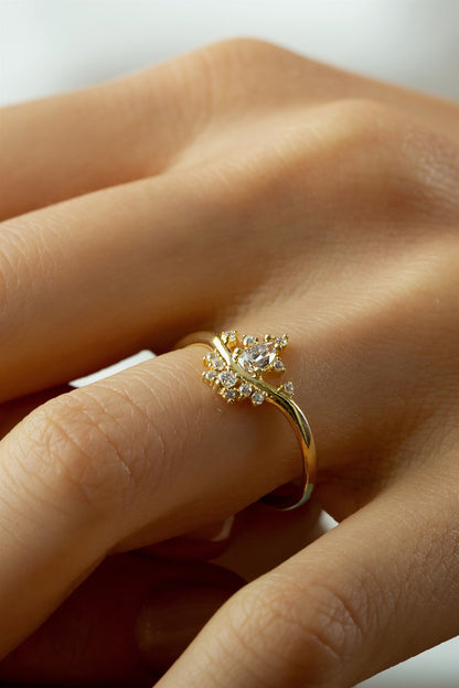 Anillo con diseño de piedras preciosas en forma de gota de oro macizo