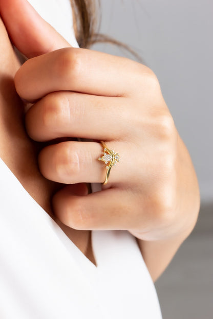 Anillo con diseño de piedras preciosas en forma de gota de oro macizo