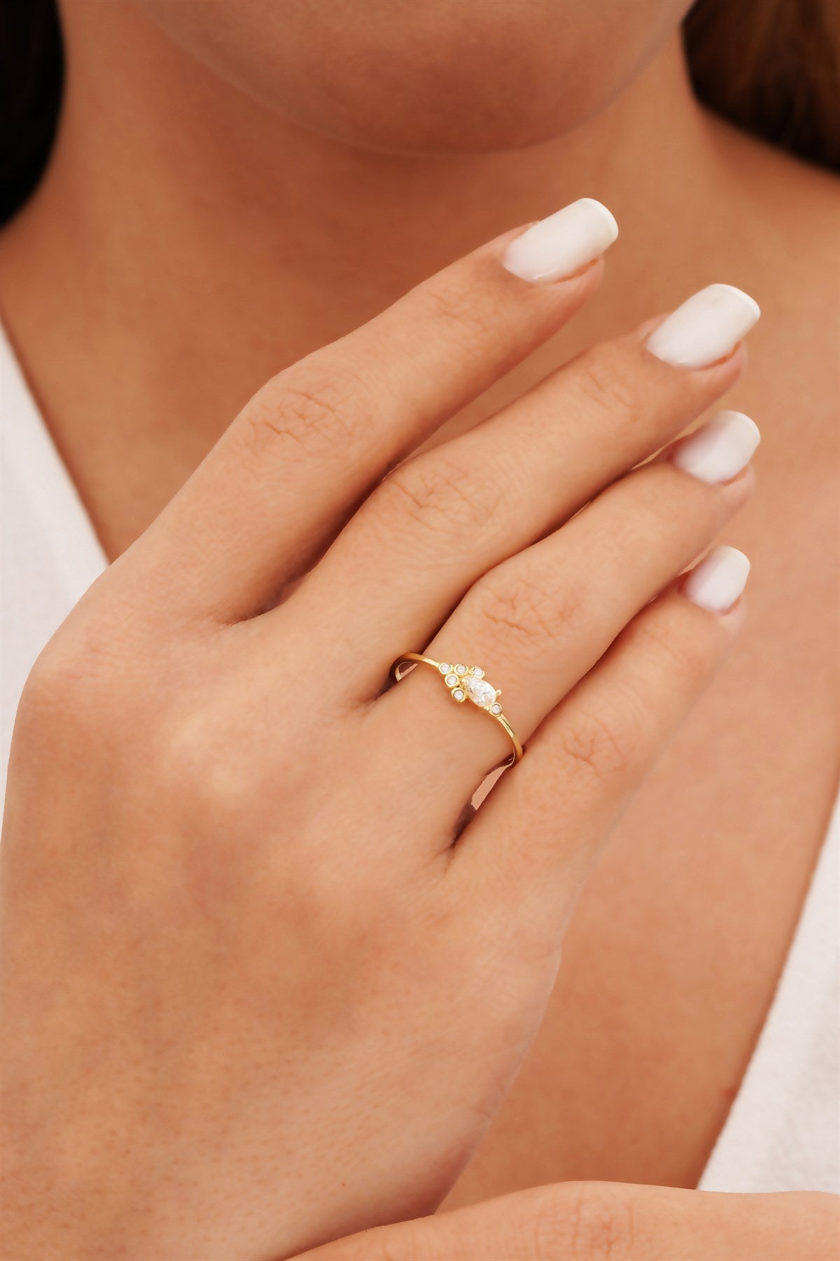 Anillo con diseño de piedras preciosas en forma de gota de oro macizo