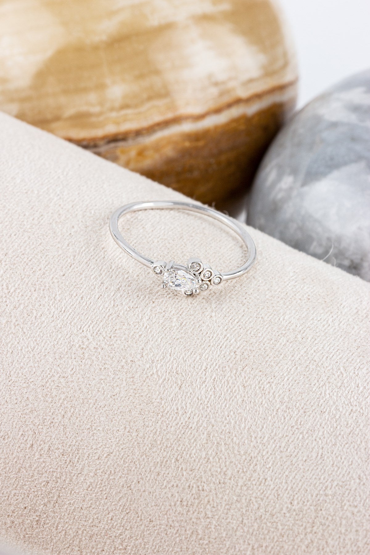 Anillo con diseño de piedras preciosas en forma de gota de oro macizo