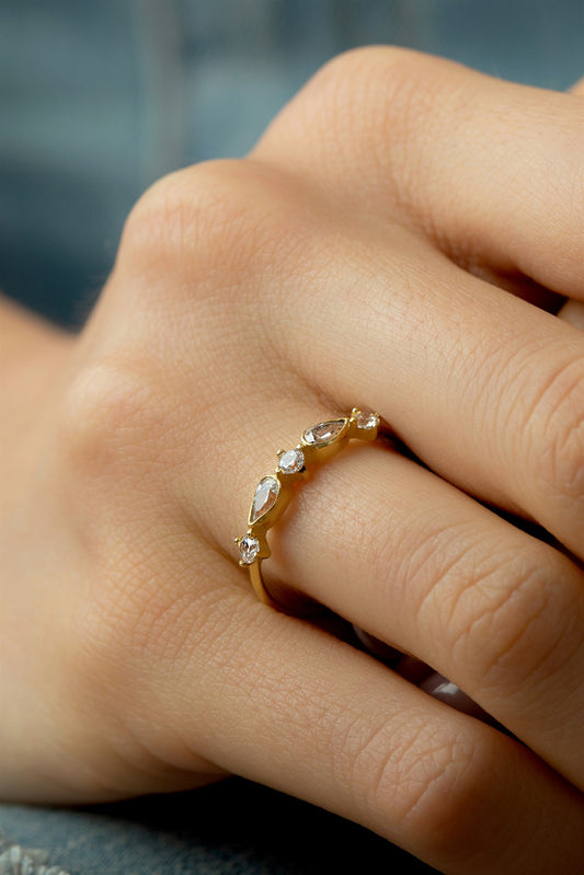 Anillo con diseño de piedras preciosas en forma de gota de oro macizo