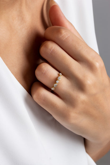 Anillo con diseño de piedras preciosas en forma de gota de oro macizo