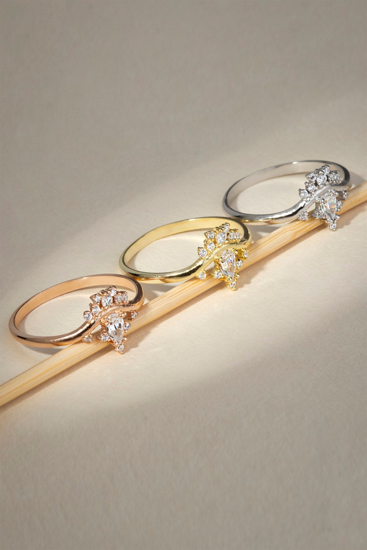 Anillo con diseño de piedras preciosas en forma de gota de oro macizo