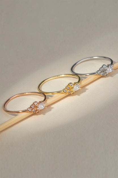 Anillo con diseño de piedras preciosas en forma de gota de oro macizo