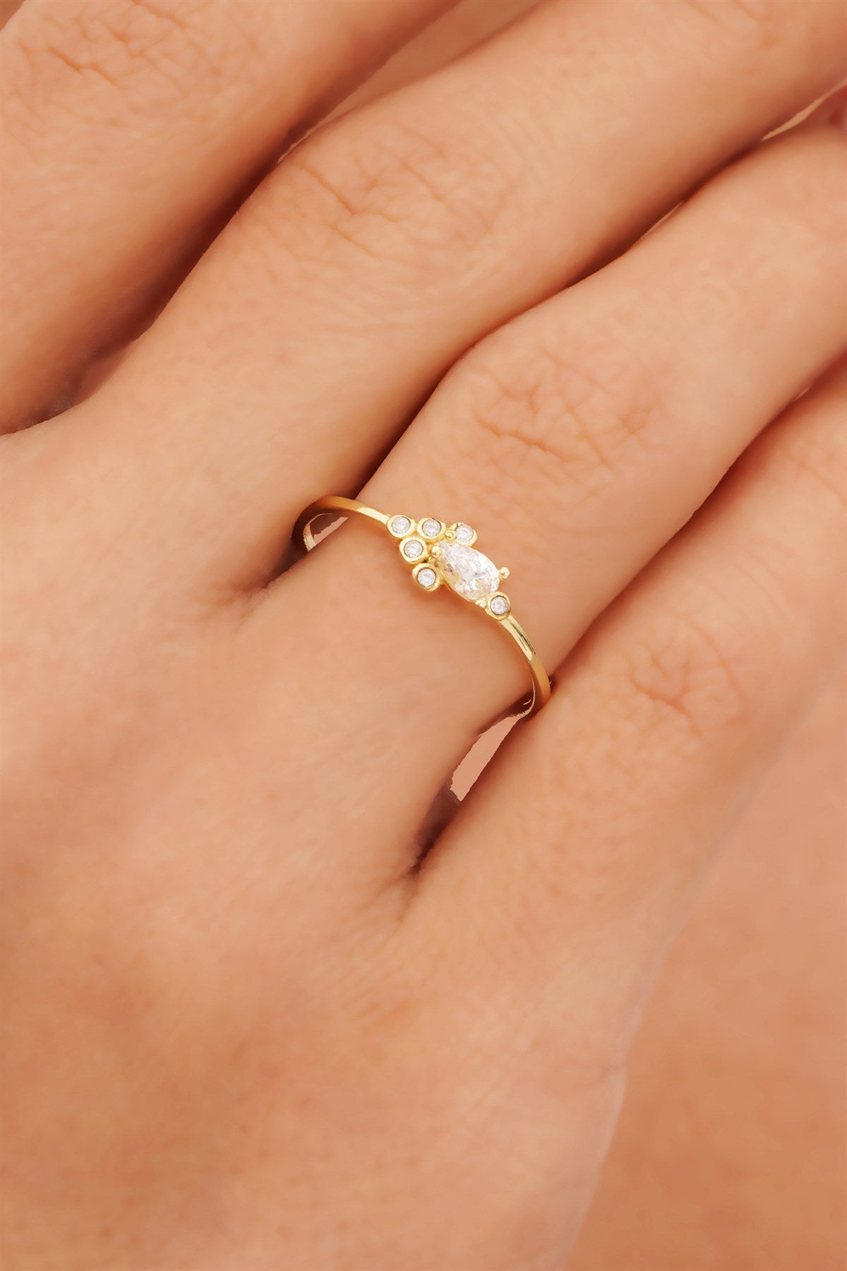 Anillo con diseño de piedras preciosas en forma de gota de oro macizo