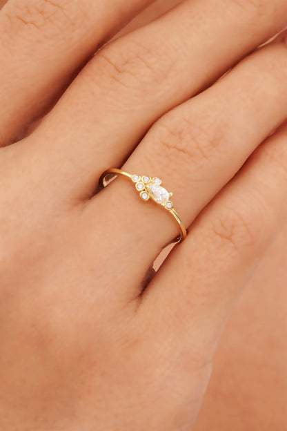 Anillo con diseño de piedras preciosas en forma de gota de oro macizo