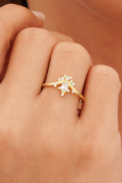 Anillo con diseño de piedras preciosas en forma de gota de oro macizo