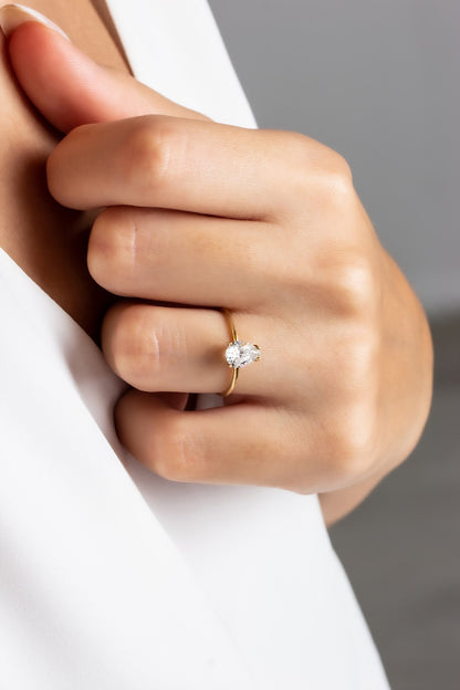 Bague en or massif avec pierres précieuses en forme de goutte