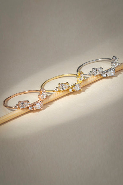 Bague en or massif avec pierres précieuses en forme de goutte