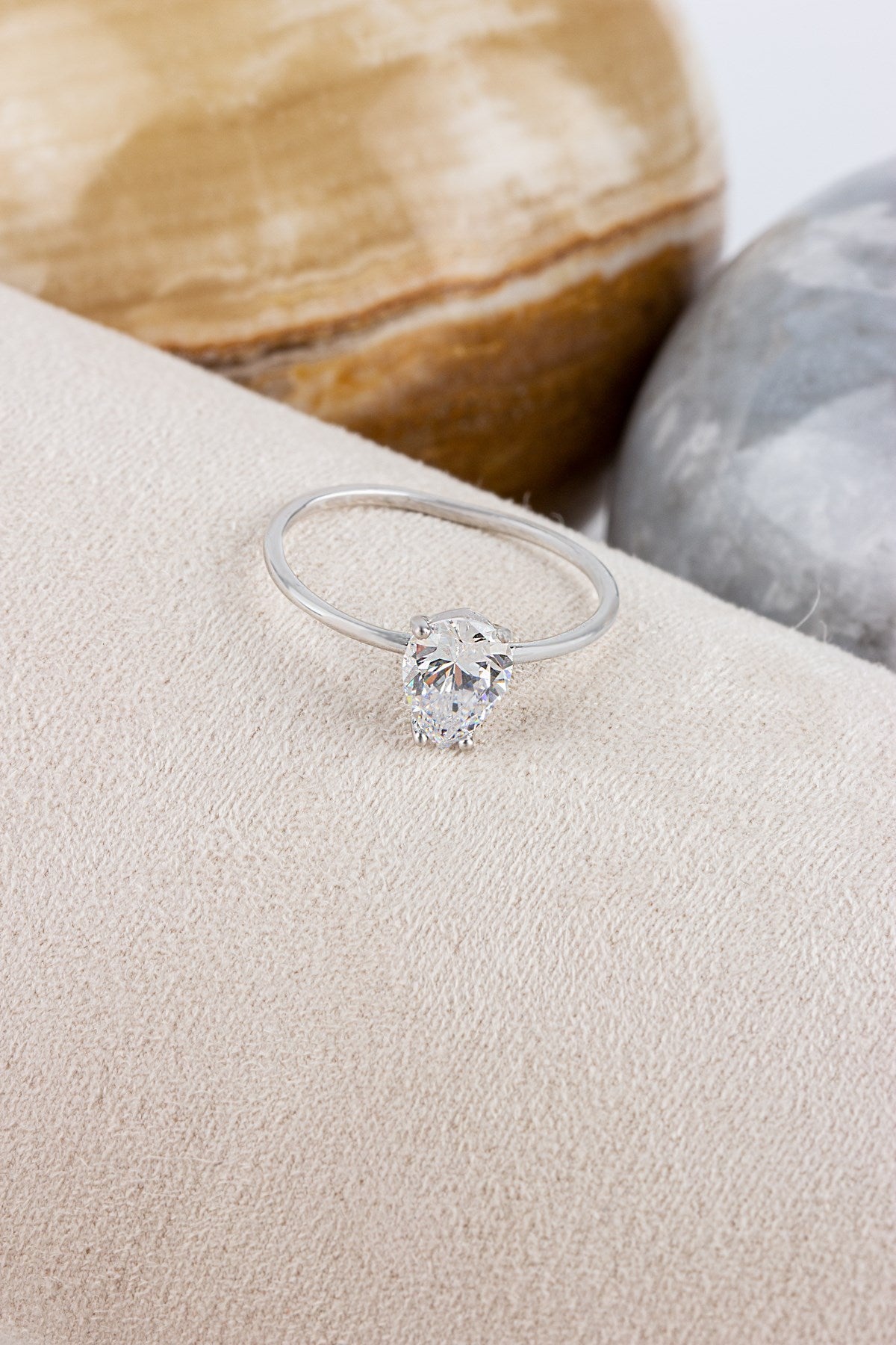 Bague en or massif avec pierres précieuses en forme de goutte