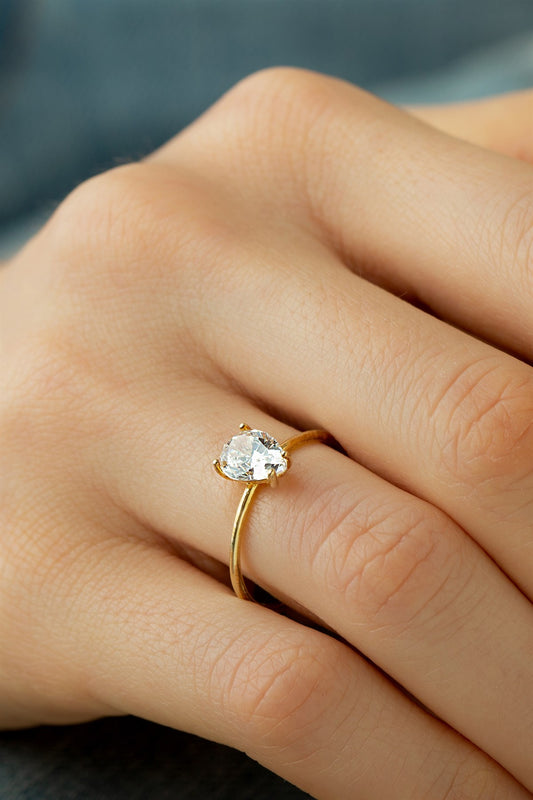 Anillo de piedras preciosas en forma de gota de oro macizo