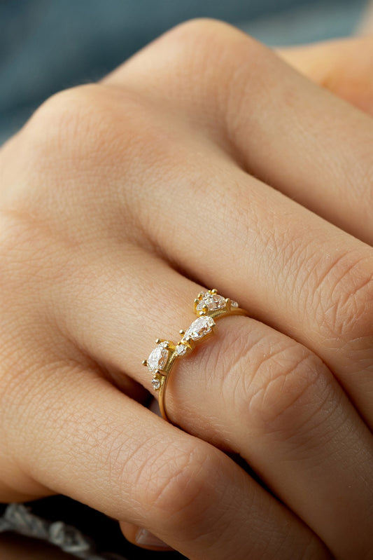 Anillo de piedras preciosas en forma de gota de oro macizo