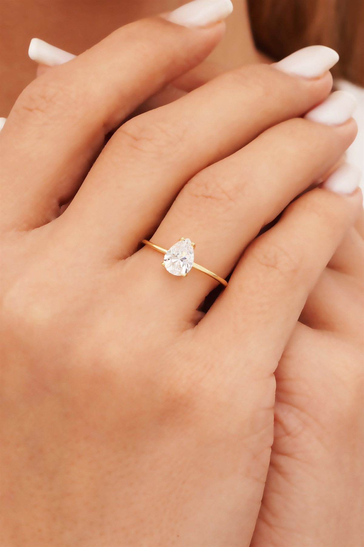 Bague en or massif avec pierres précieuses en forme de goutte