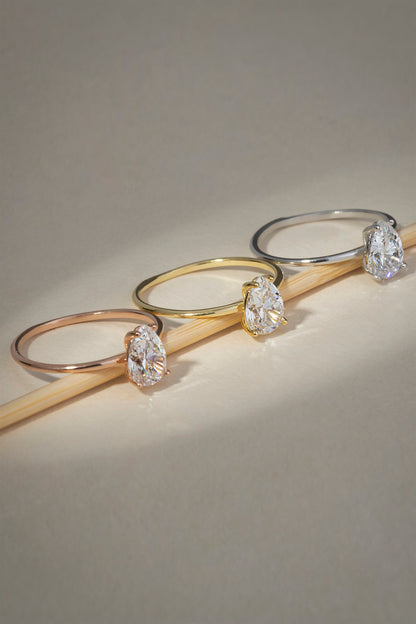 Bague en or massif avec pierres précieuses en forme de goutte