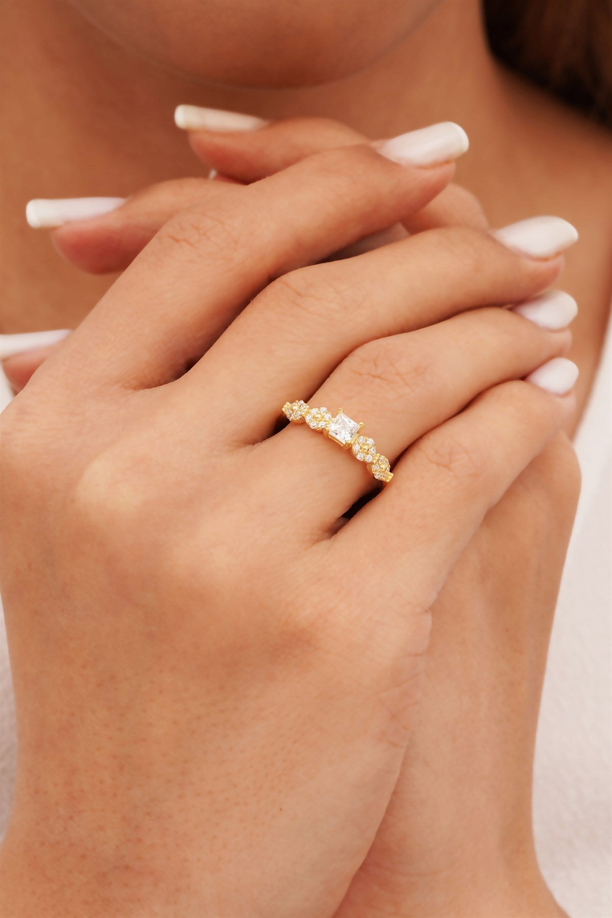 Anillo solitario con diseño de oro macizo