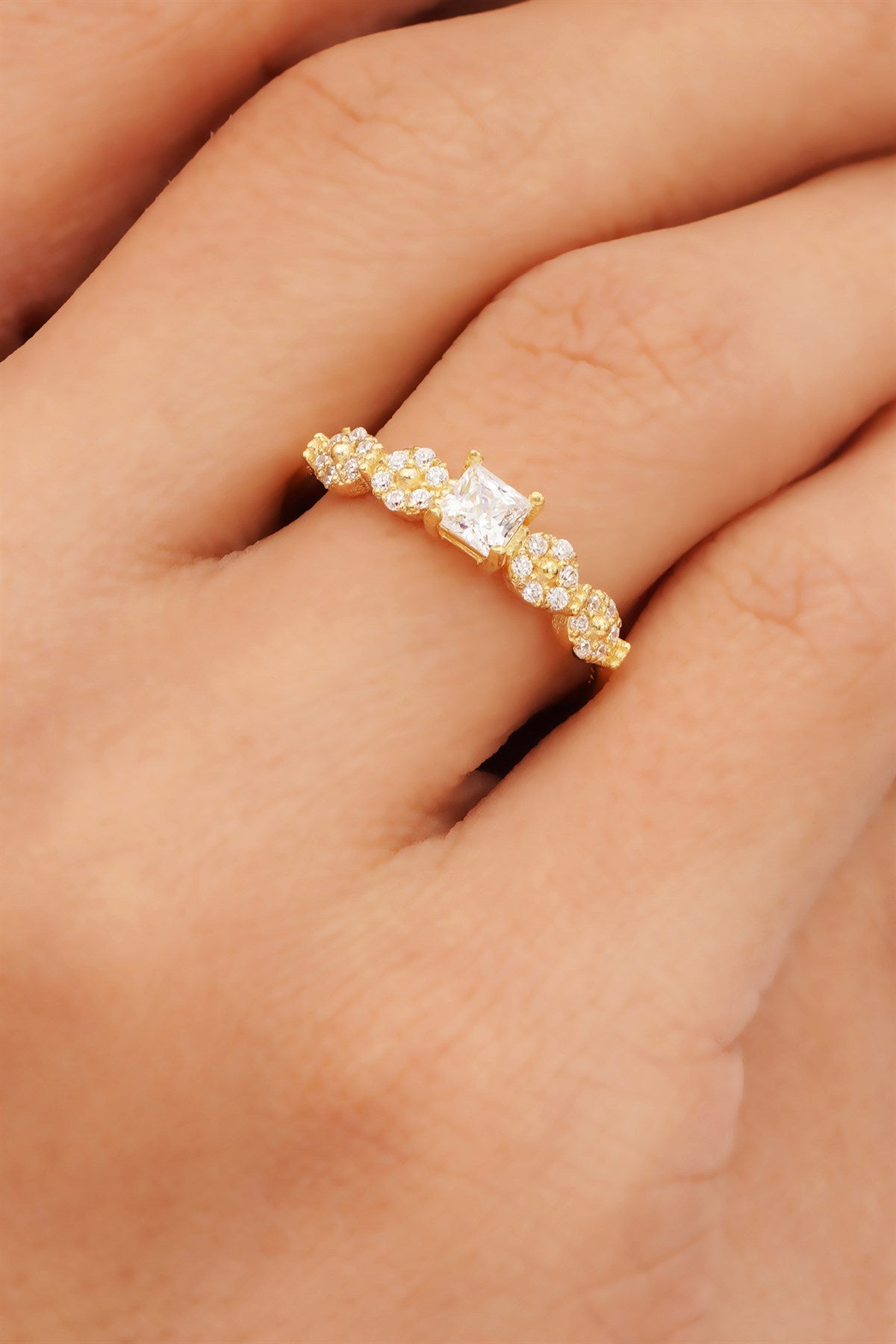 Anillo solitario con diseño de oro macizo