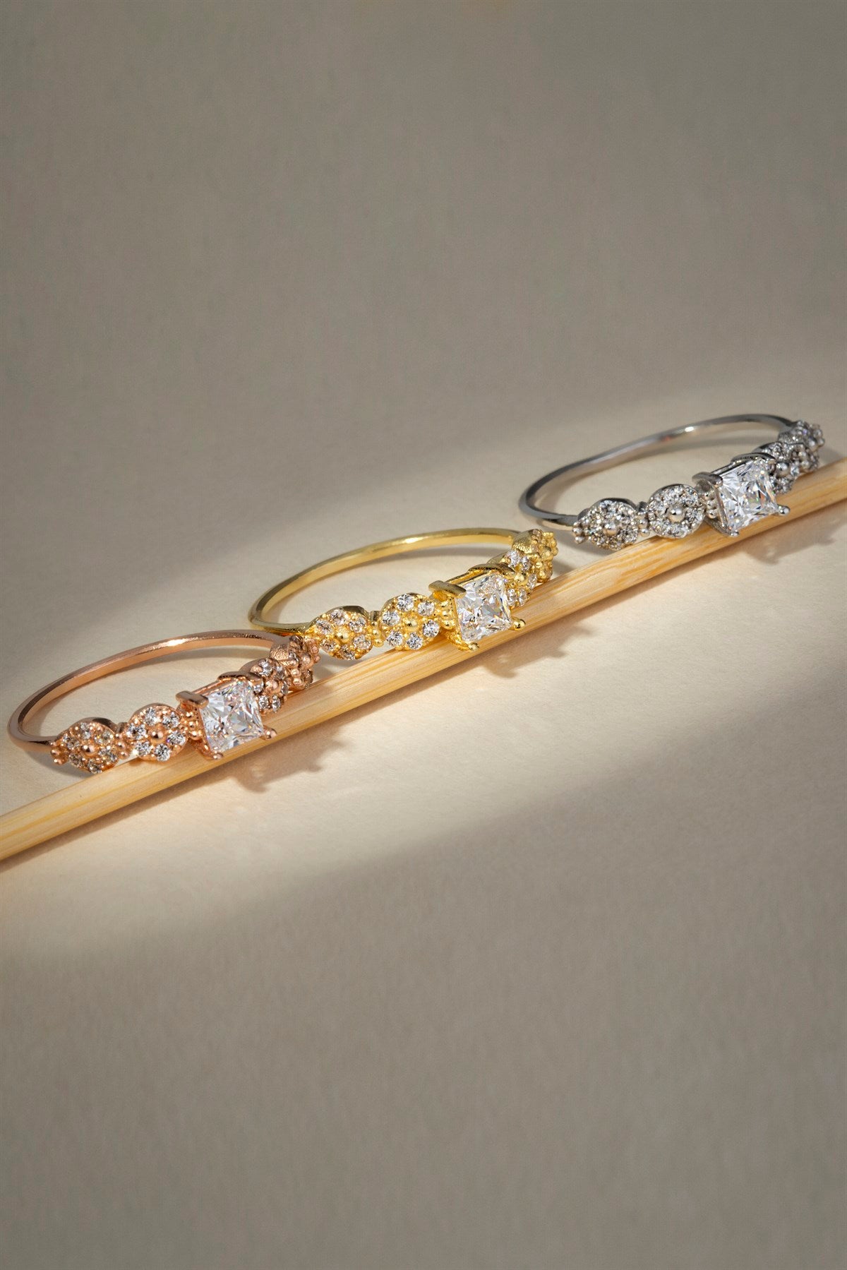 Anillo solitario con diseño de oro macizo