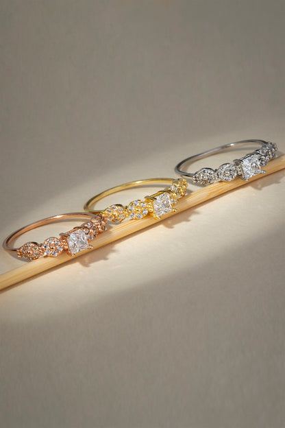 Anillo solitario con diseño de oro macizo