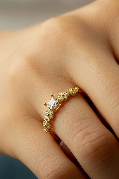 Anillo solitario con diseño de oro macizo