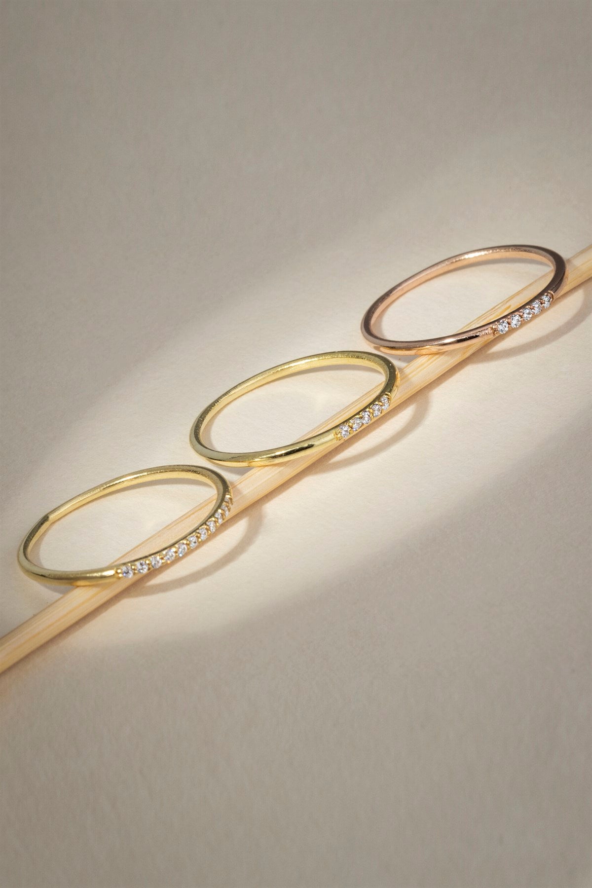 Anillo de bodas de piedras preciosas de oro macizo