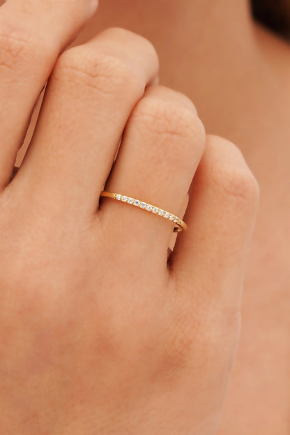 Anillo de bodas de piedras preciosas de oro macizo