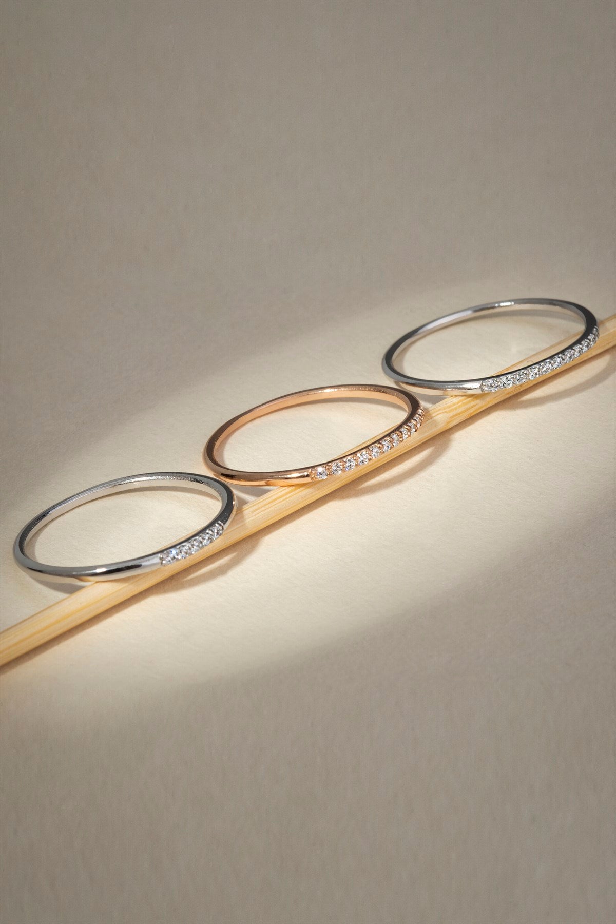 Anillo de bodas de piedras preciosas de oro macizo