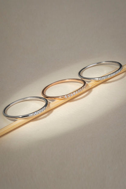 Anillo de bodas de piedras preciosas de oro macizo