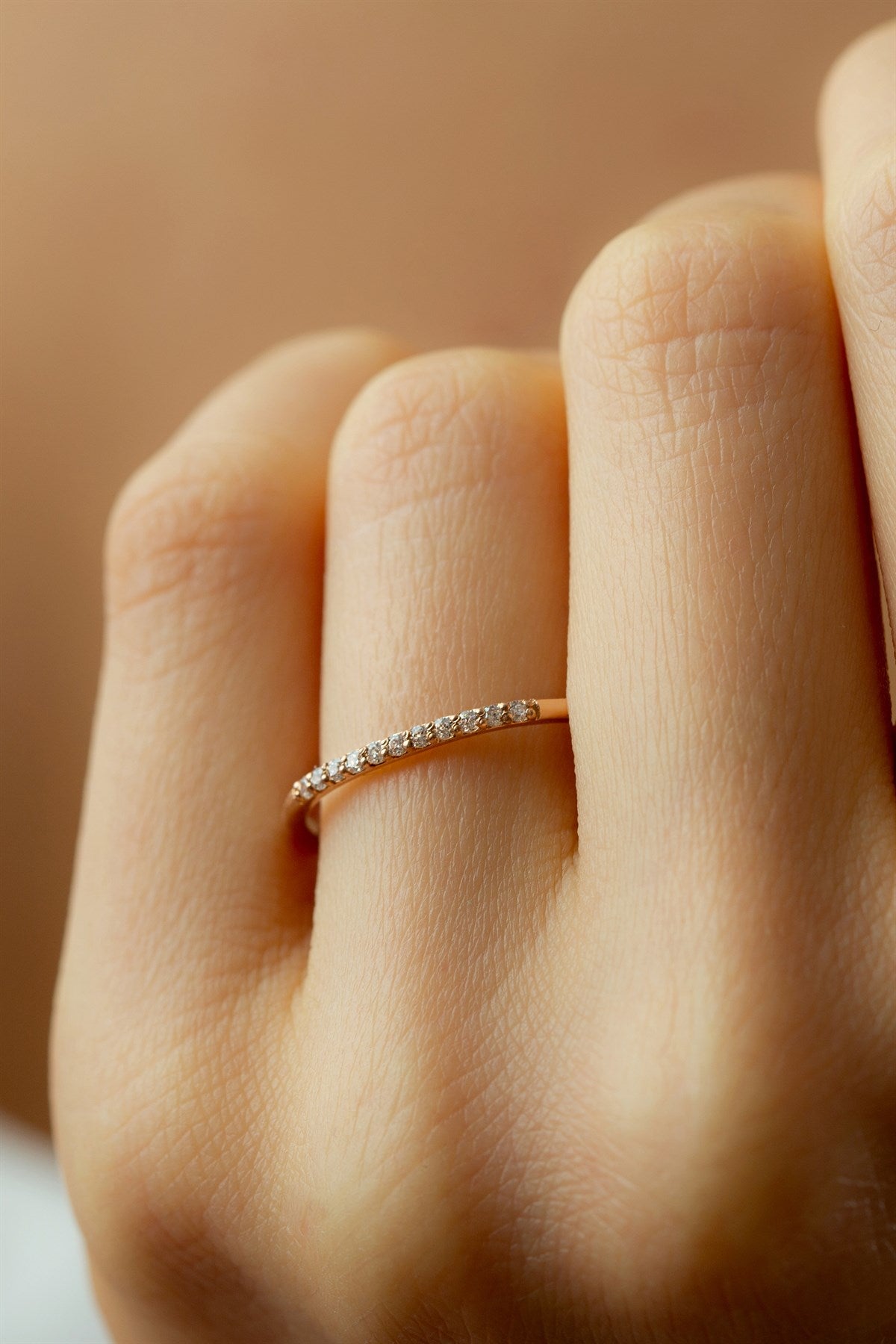 Anillo de bodas de piedras preciosas de oro macizo