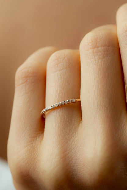 Anillo de bodas de piedras preciosas de oro macizo