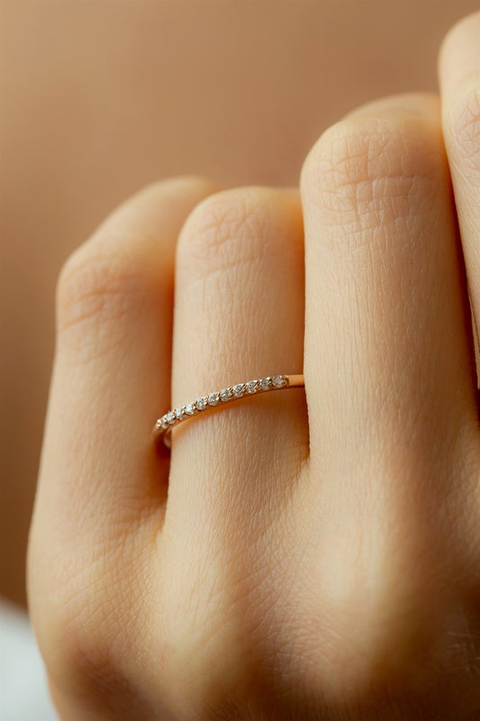 Anillo de bodas de piedras preciosas de oro macizo