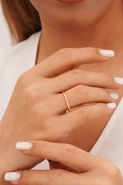 Anillo de bodas de piedras preciosas de oro macizo