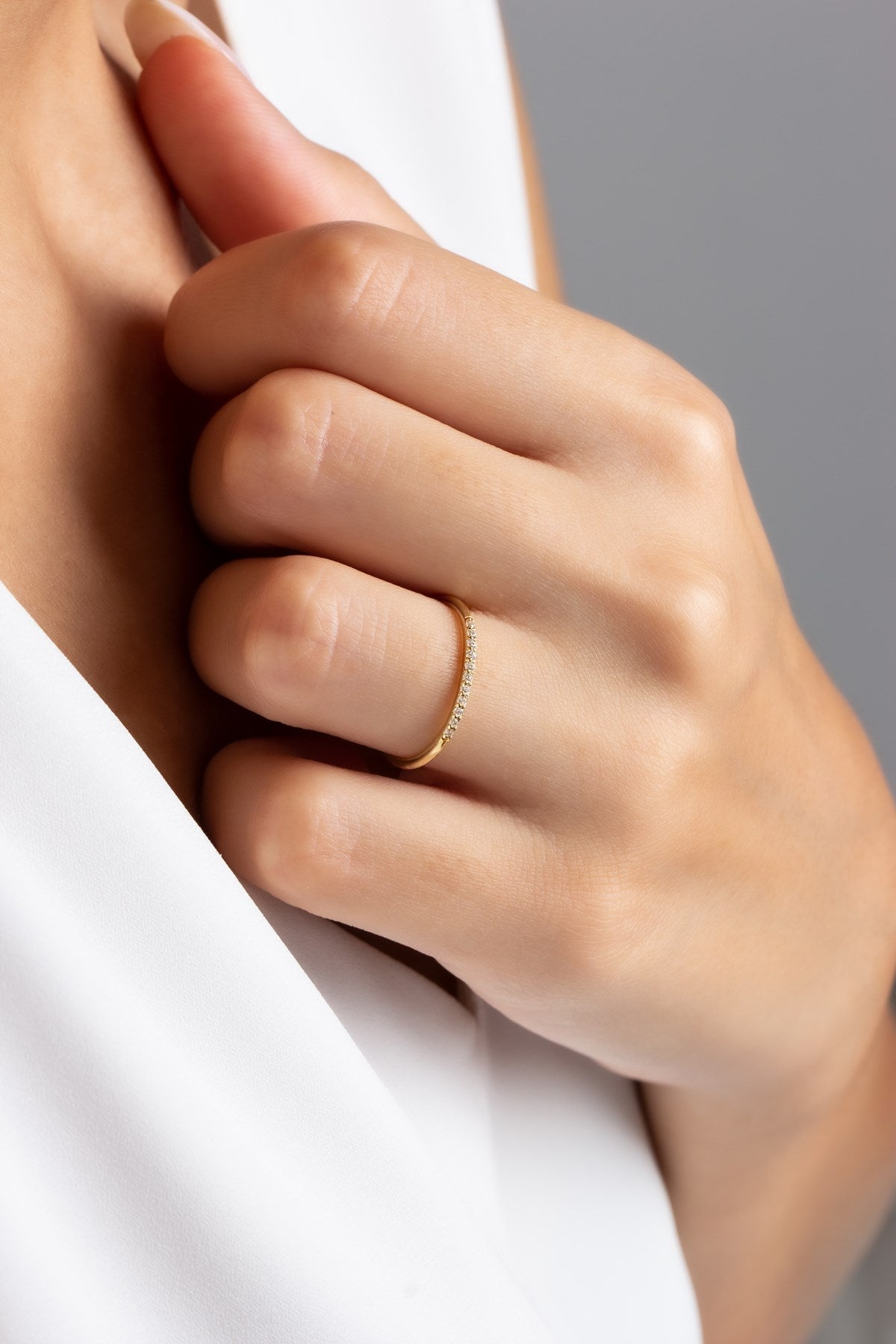 Anillo de bodas de piedras preciosas de oro macizo