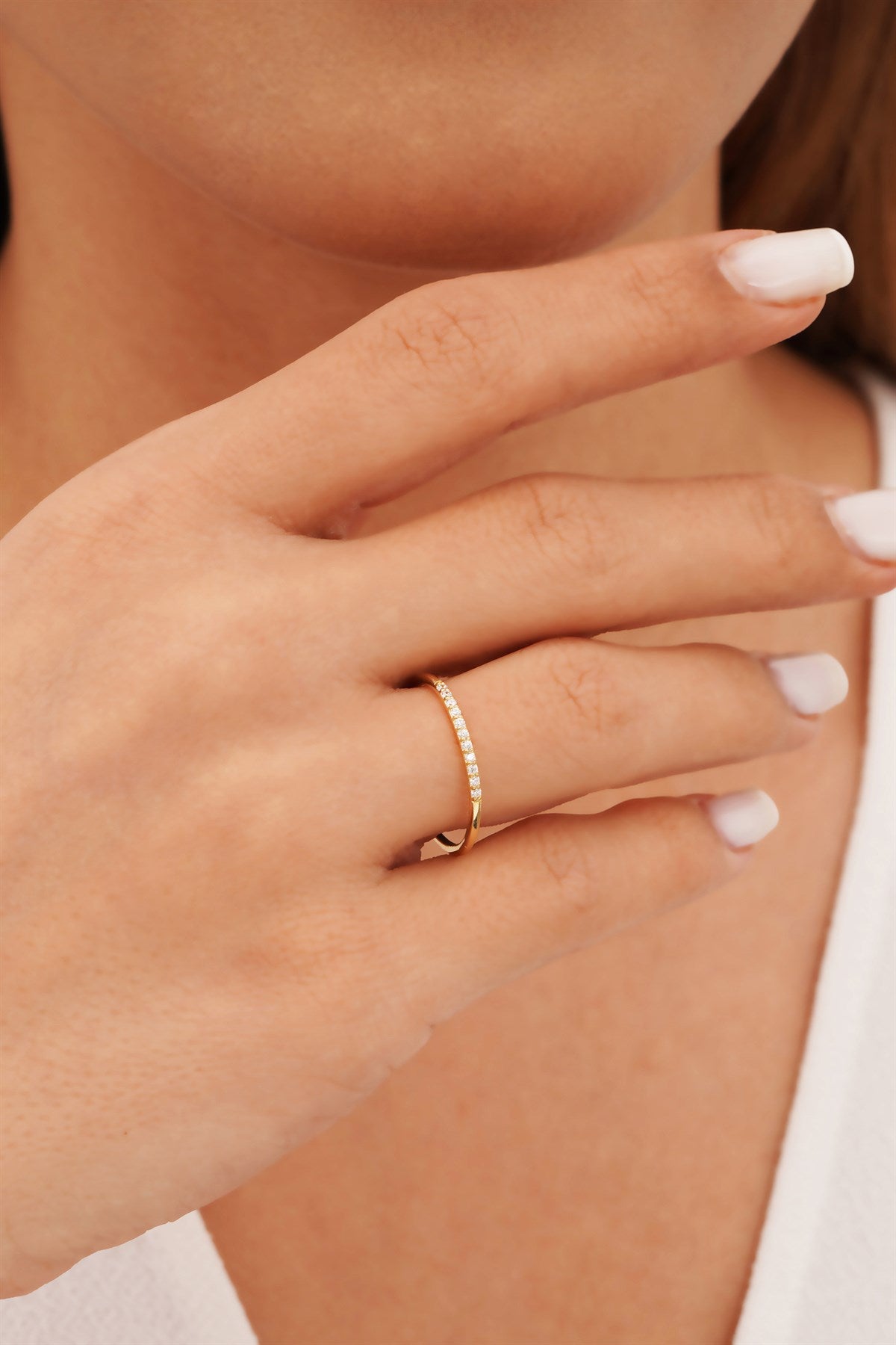 Anillo de bodas de piedras preciosas de oro macizo