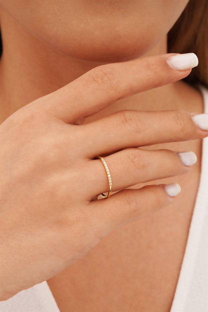 Anillo de bodas de piedras preciosas de oro macizo