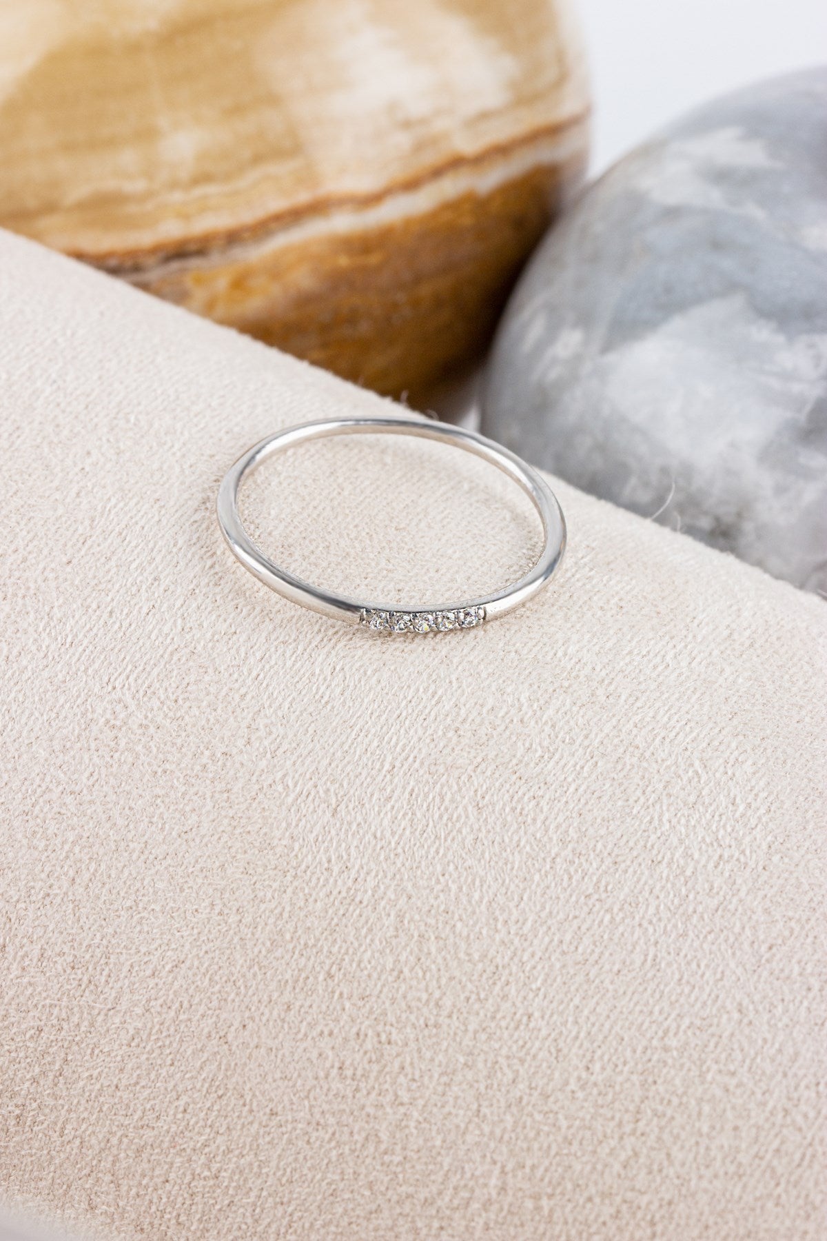 Anillo de bodas de piedras preciosas de oro macizo