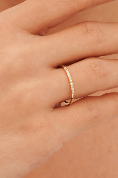 Anillo de bodas de piedras preciosas de oro macizo