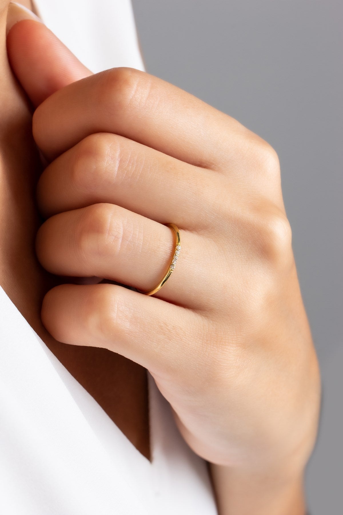 Anillo de bodas de piedras preciosas de oro macizo