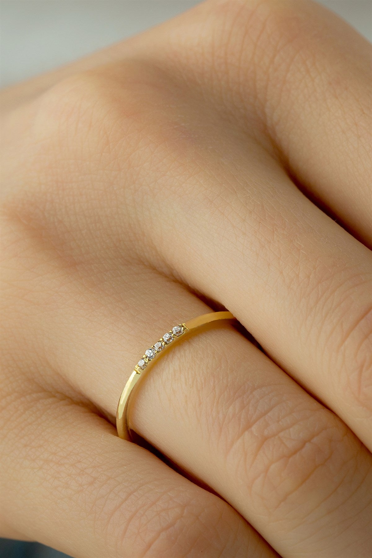 Anillo de bodas de piedras preciosas de oro macizo