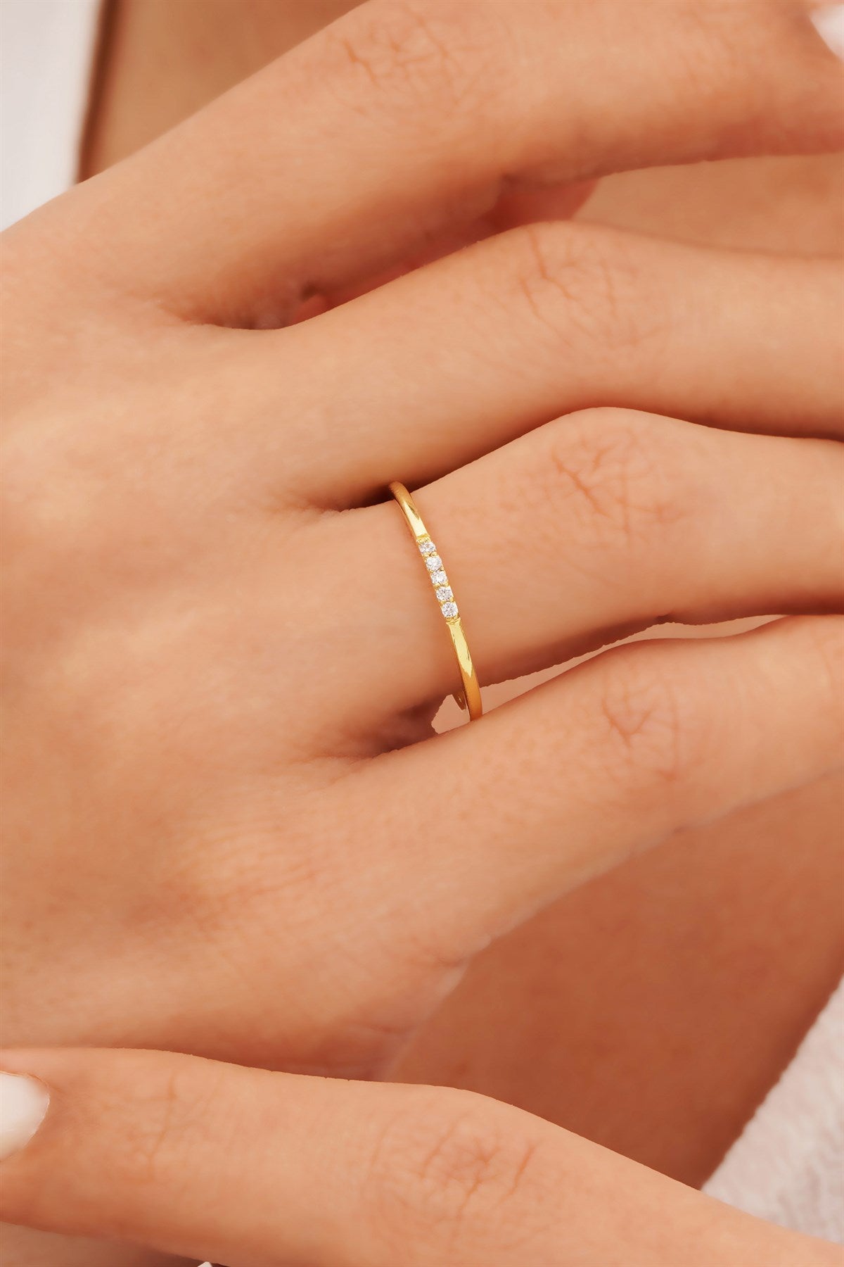 Anillo de bodas de piedras preciosas de oro macizo