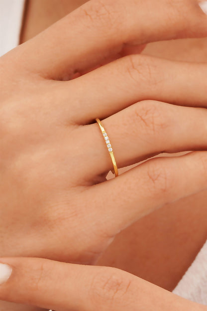 Anillo de bodas de piedras preciosas de oro macizo