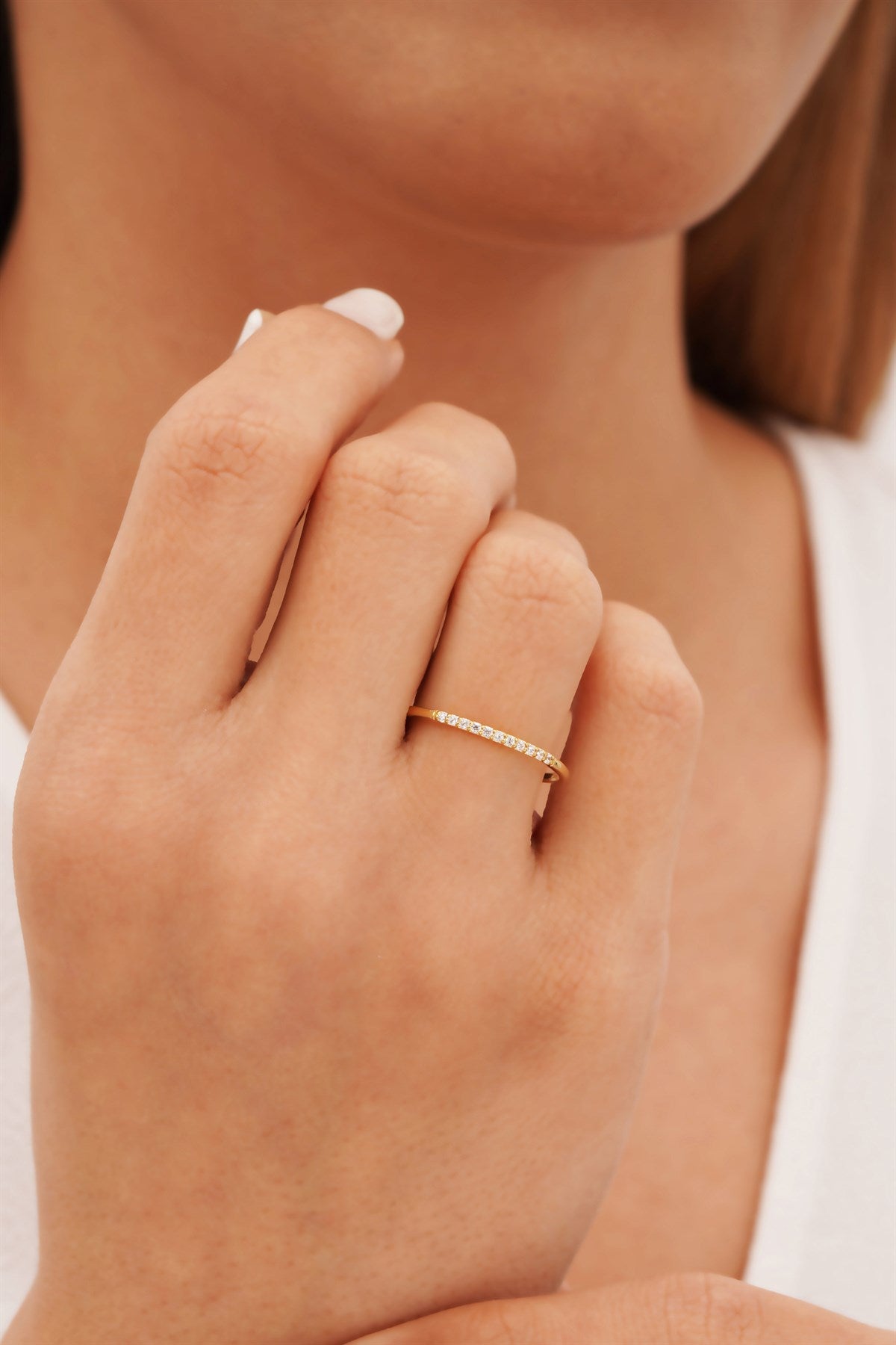 Anillo de bodas de piedras preciosas de oro macizo