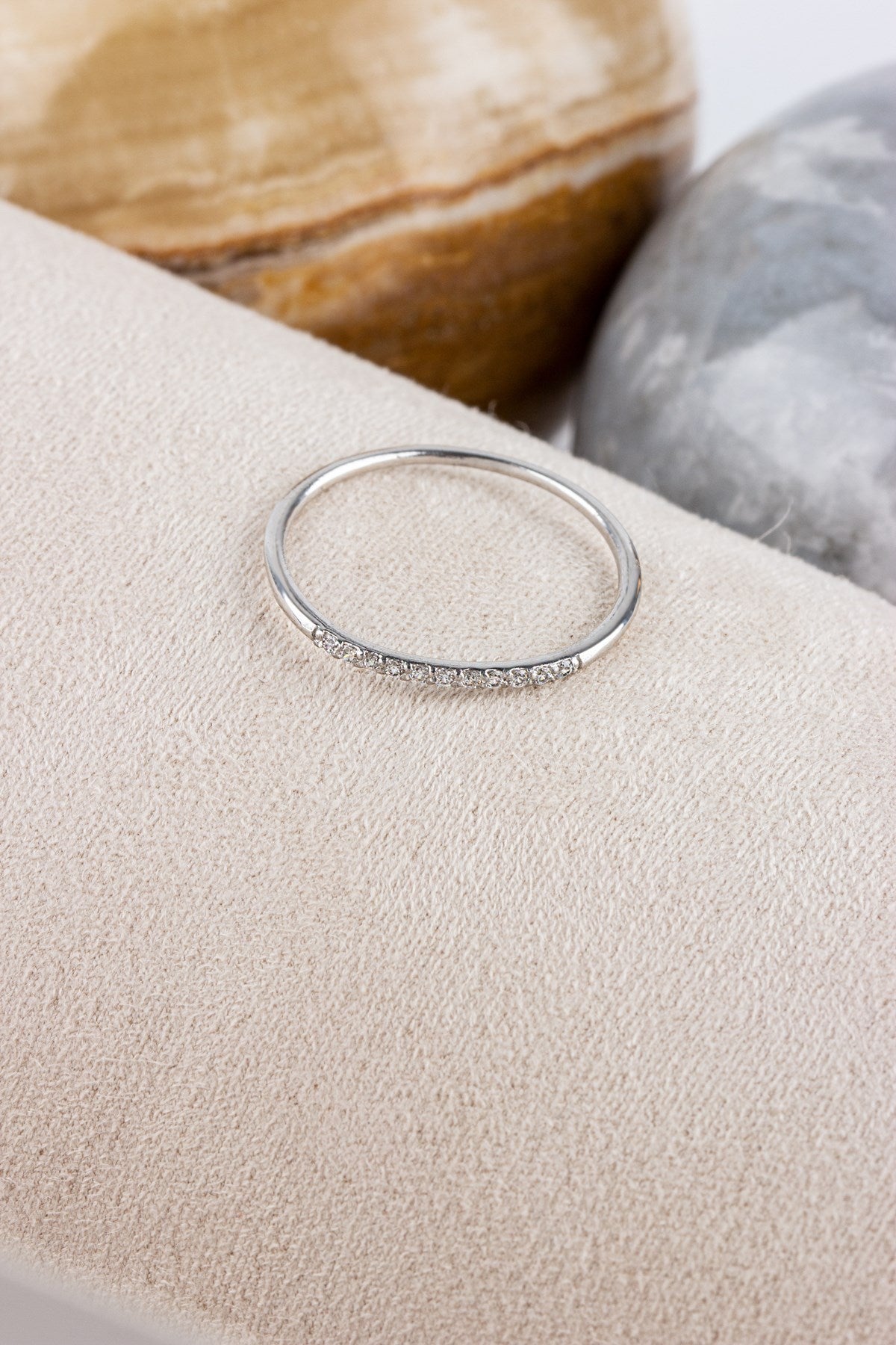 Anillo de bodas de piedras preciosas de oro macizo